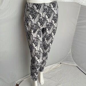 UP! Tummy control white and black control pattern crop leggings